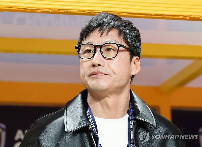 그라운드 바라보는 이정효 감독 [연합뉴스 자료사진]