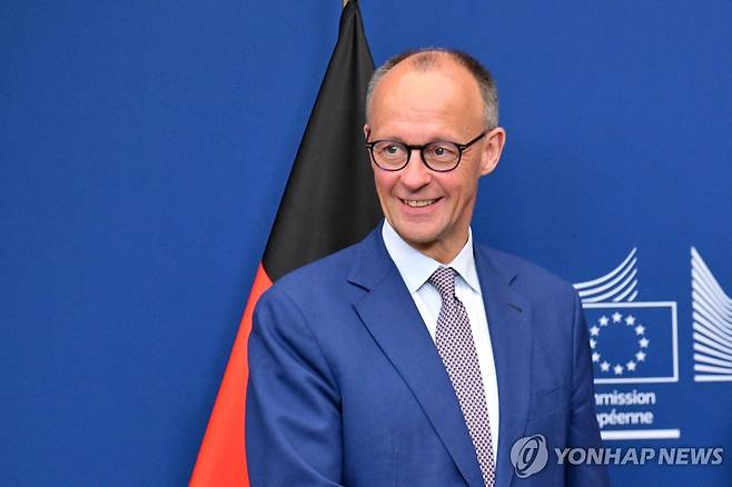 메르츠 총리 (브뤼셀 AFP=연합뉴스) 프리드리히 메르츠 독일 신임 총리가 9일(현지시간) 벨기에 브뤼셀 EU 본부를 방문한 모습. 2025.5.9 photo@yna.co.kr [재판매 및 DB 금지]