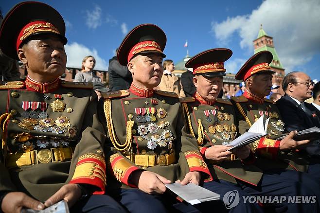관중석에서 러시아 열병식 지켜보는 북한군 대표단 [EPA/리아노보스티=연합뉴스. 재판매 및 DB 금지]