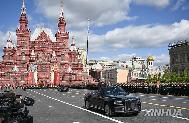 러시아 전승절 80주년 열병식에 앞서 군인들 맞이하는 안드레이 벨로우소프 러시아 국방장관 [타스=연합뉴스. 재판매 및 DB 금지]