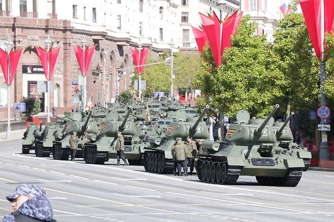열병식 행진 대기하는 소련제 T-34 전차들 (모스크바=연합뉴스) 최인영 특파원 = 9일(현지시간) 러시아 모스크바 붉은광장 인근에서 T-34 전차들이 전승절 80주년 열병식에서 행진하기 전 대기하고 있다. 2025.5.9 abbie@yna.co.kr (끝)