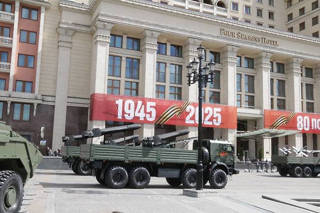 러시아 전승절 열병식에 등장한 드론 (모스크바=연합뉴스) 최인영 특파원 = 9일(현지시간) 러시아제 드론들이 전승절 80주년 열병식에서 행진하기 위해 차량에 실려 모스크바 붉은광장으로 이동하고 있다. 2025.5.9 abbie@yna.co.kr (끝)