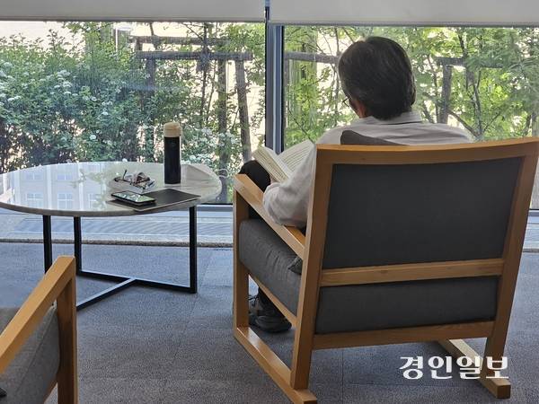 남양주시 다산동 정약용도서관 1층부터 3층까지 연결된 계단(커뮤니티 스텝)은 도서관에서 전망이 가장 뛰어난 곳으로 손꼽힌다. 2025.5.7 남양주/이종우기자 ljw@kyeongin.com