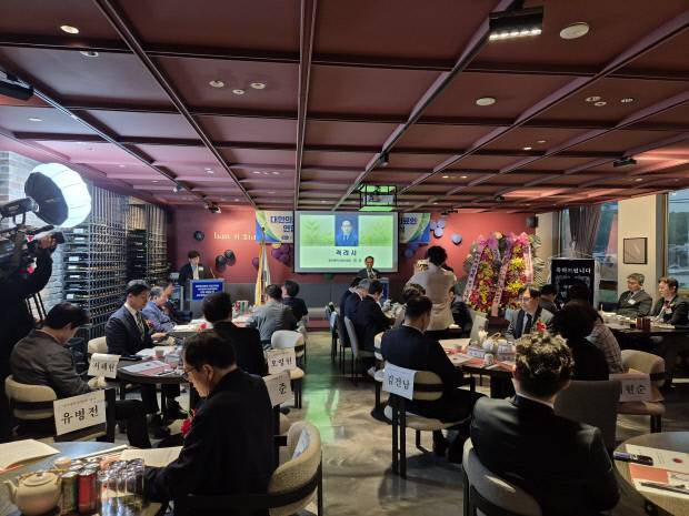 광주시의사회가 지난 9일 라마다플라자 충장호텔에서 개최한 ‘대한의사협회 대선기획단 광주본부·보건의료인 연합 발대식 및 광주광역시 공약 선포식’에서 최정섭 광주시의사회 회장이 격려사를 하고 있다.