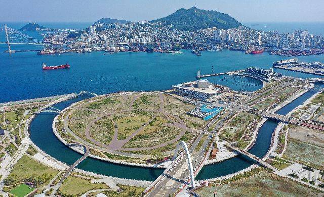 북항 재개발 1단지 내 랜드마크 부지가 영상문화 콤플렉스 사업 부진으로 장기간 방치되자 바다 야구장 건립론이 재부상하고 있다. 사진은 북항 재개발 1단지 내 랜드마크 부지와 일대 전경. 김종진 기자 kjj1761@