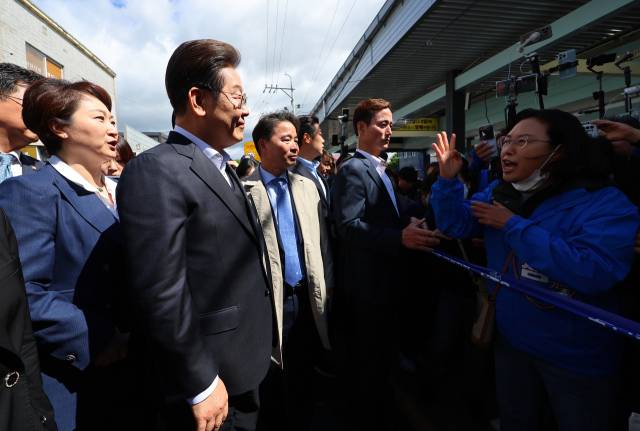 영남 신라벨트 골목골목 경청투어에 나선 더불어민주당 이재명 대선 후보가 10일 경남 창녕군 창녕공설시장에서 지역 주민들의 하소연을 경청하고 있다. 연합뉴스