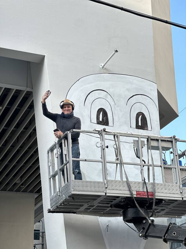 부산 수영구 광안리에서 지난해 8월 문을 연 복합문화공간 포디움다이브 외벽 벽화 작업 중인 짐 아비뇽 작가. 김은영 기자