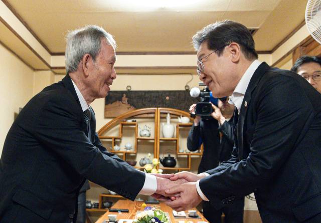 영남 신라벨트 골목골목 경청투어에 나선 더불어민주당 이재명 대선 후보가 10일 경남 진주시의 한 찻집에서 진주 지역 독지가 김장하 선생을 만나 인사를 하고 있다. 김 선생은 진주에서 약 60년 동안 한약방을 운영하며 남몰래 학생들에게 장학금을 주고 지역사회의 문화·예술, 여성, 역사, 언론 등 다양한 영역을 지원하며 평생 기부와 선행을 이어왔다. 연합뉴스