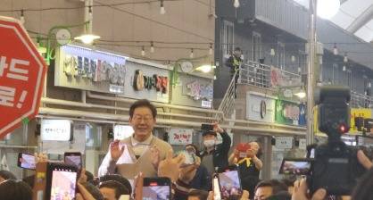 이재명 더불어민주당 대선후보가 9일 오후 제3차 골목골목 경청투어로 성주군 성주전통시장을 찾고 있다. 김정수 기자