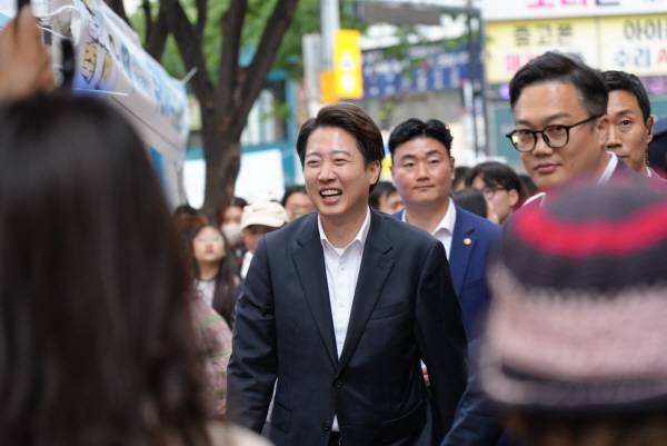 개혁신당 이준석 대선 후보가 10일 대구 동성로에서 열린 거리버스킹 현장을 찾아 지지자 및 시민들과 인사를 나누고 있다. 개혁신당 선대본 제공