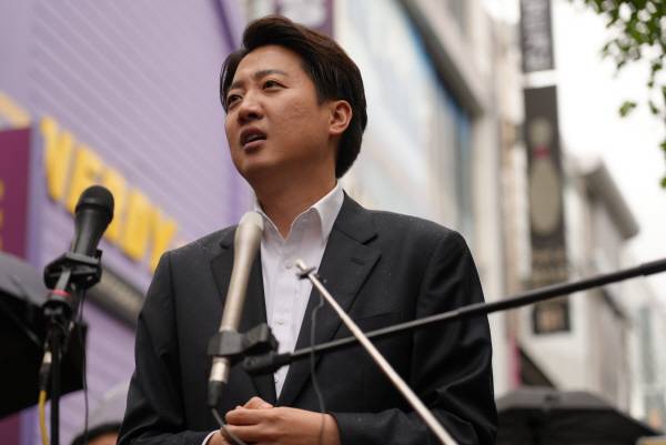 개혁신당 이준석 대선 후보가 10일 대구 동성로에서 열린 거리버스킹 현장을 찾아 지지자 및 시민들에게 발언하고 있다. 개혁신당 선대본 제공