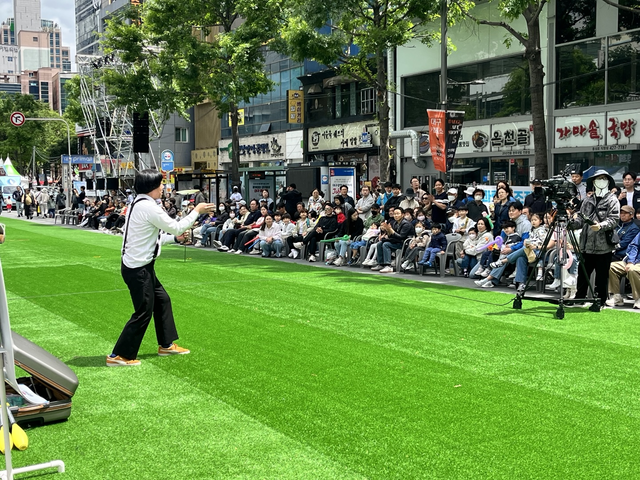 B존에서 펼쳐진 '서울사람' 서커스 현장. 김정원 기자