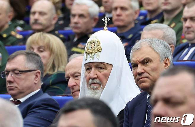 키릴 러시아 정교회 총대주교가 19일(현지시간) 블라디미르 푸틴 대통령이 참석한 모스크바 국방 통제 센터에서 열린 국방부 이사회 확대 회의에 참석을 하고 있다. 2023.12.20 ⓒ AFP=뉴스1 ⓒ News1 우동명 기자