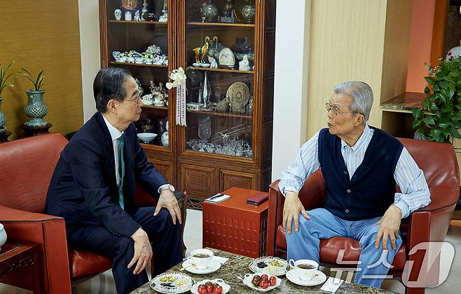 한덕수 무소속 대선 예비후보가 6일 서울 모처에서 김종인 전 국민의힘 비상대책위원장과 면담을 하고 있다. (한덕수 캠프 제공. 재판매 및 DB 금지) 2025.5.6/뉴스1