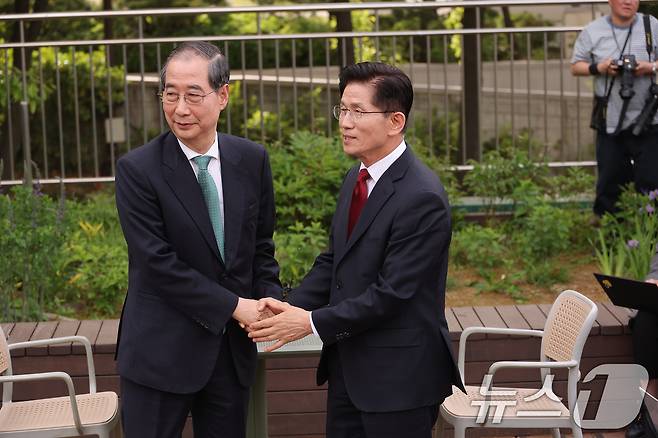 김문수 국민의힘 대통령 후보와 한덕수 무소속 대선 예비후보가 8일 오후 서울 여의도 국회 강변서재에서 열린 '후보 단일화' 회동에서 악수를 나누고 있다.(공동취재) 2025.5.8/뉴스1 ⓒ News1 안은나 기자