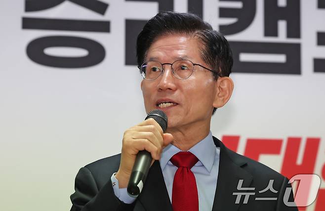 국민의힘으로부터 대통령선거 후보 자격이 취소된 김문수 후보가 10일 오전 서울 여의도에 마련된 대선 캠프 사무실에서 긴급기자회견을 하고 있다. ⓒ News1 장수영 기자