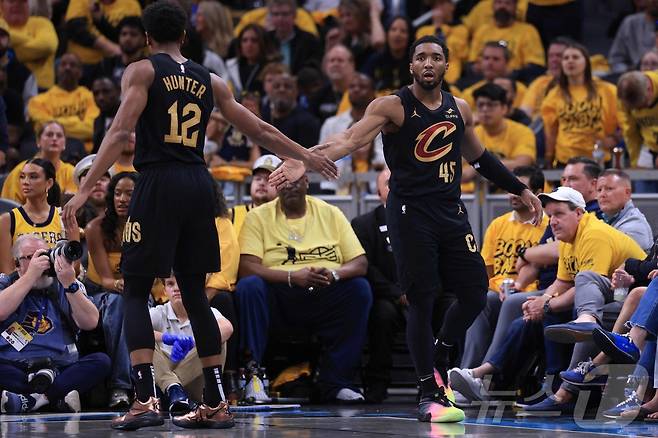 NBA 클리블랜드가 인디애나를 꺾고 2연패 뒤 첫승을 거뒀다.ⓒ AFP=뉴스1