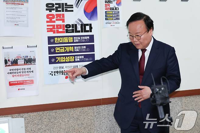 김문수 국민의힘 대통령 후보 대리인인 김재원 비서실장이 10일 서울 여의도 국회에서 한덕수 예비후보 측과 단일화 실무 협상 관련 회동과 브리핑을 마친 뒤 이석하고 있다. 2025.5.10/뉴스1 ⓒ News1 안은나 기자