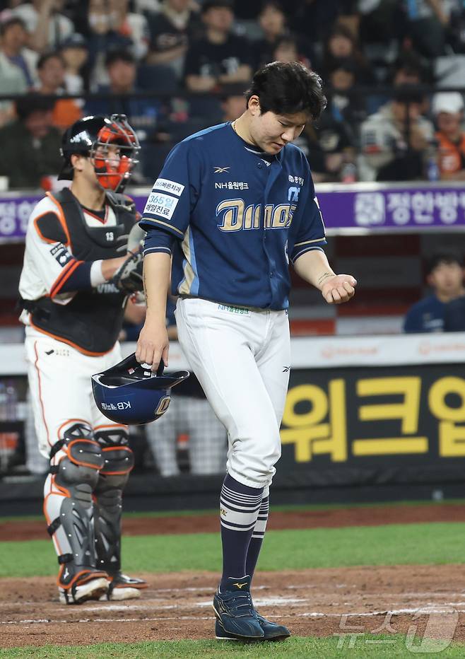 18일 대전 한화생명볼파크에서 열린 프로야구 '2025 신한 SOL 뱅크 KBO리그' 한화 이글스와 NC 다이노스 경기에서 3회초 NC 박민우가 몸에 맞는 볼로 출루하고 있다. 2025.4.18/뉴스1 ⓒ News1 김기남 기자