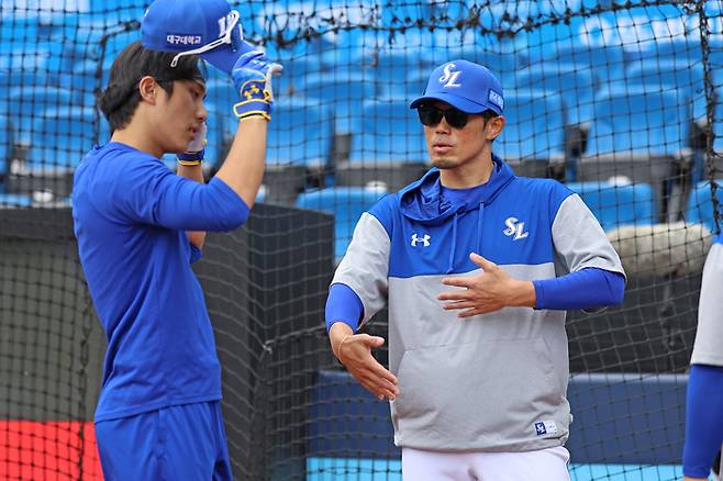 이마에 코치가 오키나와에서 열린 삼성 스프링캠프에서 이재현을 지도를 하고 있다. 사진 | 삼성 라이온즈