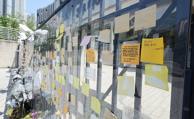 3월 29일 창원NC파크 3루 매점 인근에서 구조물이 추락하는 사고가 발생해 한명이 숨졌다. 창원NC파크에 고인을 추모하는 메모와 조화 등이 놓여 있다. 사진 | 연합뉴스
