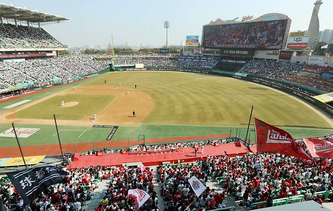 두산과 정규시즌 개막전을 치른 인천 SSG 랜더스필드가 이틀 연속 만원 관중으로 가득 차 있다. 사진 | SSG 랜더스