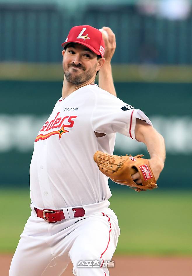 SSG 앤더슨이 15일 인천SSG랜더스필드에서 열린 2025 KBO리그 한화와 경기에 선발 등판해 힘차게 공을 던지고 있다. 문학 | 박진업 기자 upandup@sportsseoul.com