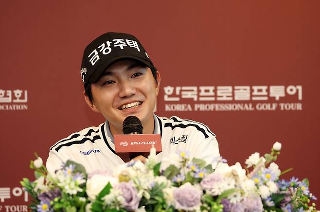 옥태훈이 10일 열린 KPGA 클래식 2라운드를 마친 후 인터뷰를 하고 있다. 사진 | KPGA
