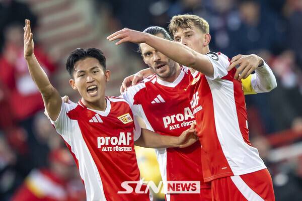 우니온 베를린의 정우영(왼쪽)이 지난달 30일(현지시각) 독일 베를린의 슈타디온 안 데어 알텐 푀르스터라이에서 열린 2024-25 분데스리가 12라운드 레버쿠젠과의 경기 전반 29분 동점 골을 넣고 동료들과 기뻐하고 있다. 정우영은 시즌 2호 골을 기록하며 79분을 뛰었고 베를린은 1-2로 패해 4승4무4패(승점16)로 리그 11위에 머물렀다. 사진┃뉴시스/AP