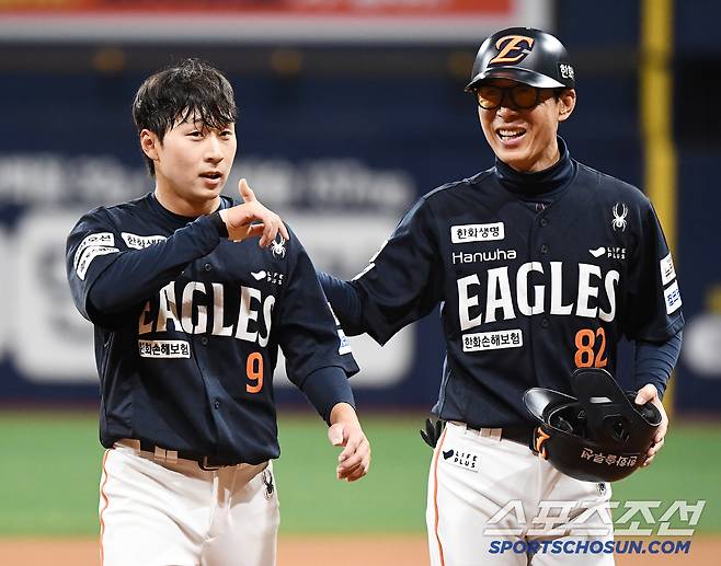 9일 서울 고척스카이돔에서 열린 한화-키움전. 9회초 2사 3루 이상혁이 1타점 2루타를 치며 8회초의 주루실수를 만회했다. 김재걸 3루 코치가 기뻐하고 있다. 고척=정재근 기자 cjg@sportschosun.com/2025.5.9/