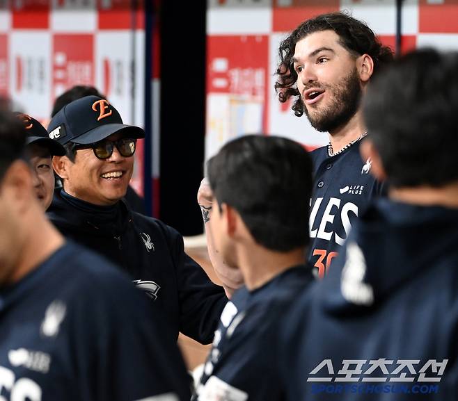 10일 고척스카이돔에서 열린 한화와 키움의 경기, 6회말 투구를 마친 한화 폰세가 양상문 투수코치와 이야기를 나누고 있다. 고척=허상욱 기자wook@sportschosun.com/2025.05.10/