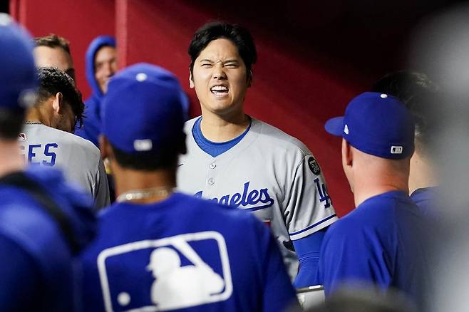 9회초 14-11로 리드를 잡는 홈런포를 쏘아올린 뒤 더그아웃으로 들어와 동료들의 축하를 받고 있는 오타니 쇼헤이. AP연합뉴스