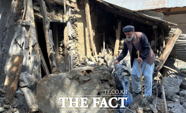 10일(현지 시간) 파키스탄령 카슈미르의 샤코트 마을에서 마을 주민이 인도군의 야간 폭격으로 훼손된 집을 살펴보고 있다. 인도와 파키스탄은 이날 미국 중재로 즉각 휴전에 합의했다. /샤코트=AP/뉴시스