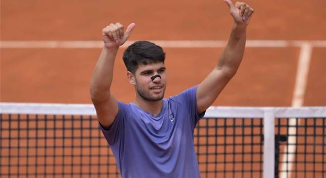 카를로스 알카라스가 9일 2025 로마 ATP 마스터스 1000 단식 2라운드 승리 뒤 양손 엄지척을 하고 있다. 사진/ATP 투어