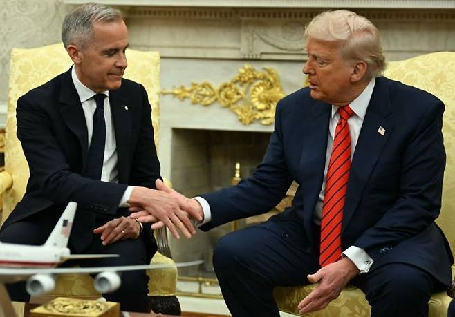 6일(현지시간) 미국 백악관을 방문한 마크 카니 캐나다 총리(왼쪽)가 도널드 트럼프 대통령(오른쪽)과 정상회담을 갖고 있다. AFP연합뉴스