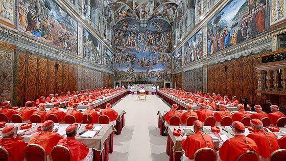 지난 7일(현지시간) 차기 교황을 선출하는 콘클라베를 위해 모인 추기경들이 시스티나 성당에서 기도하고 있다. 로이터연합뉴스
