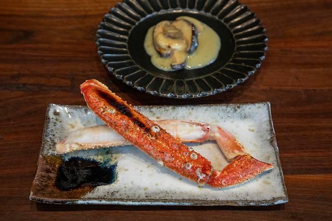 Chef Jang Ho-joon’s grilled snow crab with beurre blanc sauce at Negi Live. /Cho In-won