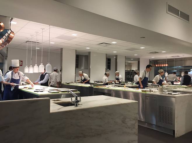 뉴욕현대미술관(MOMA) 내부 레스토랑 ‘모던(The Modern)’의 주방. 2019년 재개관 할 때 파격적인 조건으로 입주를 초청한 B2B의 원조 격이다./박진배