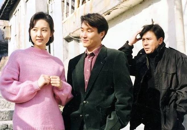 드라마 '서울의 달'에서 영숙(채시라)과 두 남자. 속마음을 숨긴 채 티격태격하는 남녀야 예나 지금이나 흔히 보는 캐릭터지만, 이 드라마처럼 진지하게 묘사한 작품은 드물었다. /MBC