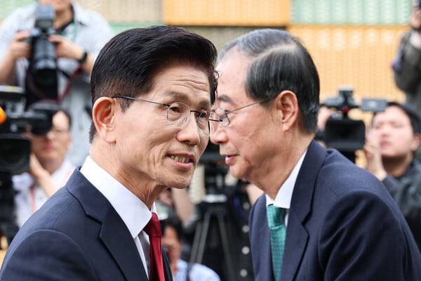 김문수 국민의힘 대선 후보와 한덕수 무소속 대선 예비후보(오른쪽)가 지난 8일 서울 여의도 국회 내 카페에서 단일화 관련 회동을 마치고 인사하고 있다./뉴시스