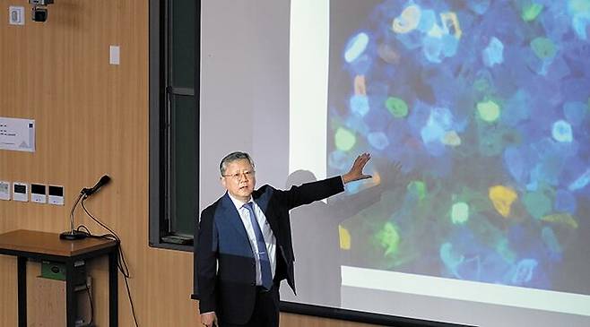 박홍근 하버드대 화학·화학생물학과 교수가 9일 서울대 자연대에서 발표하고 있다. /서울대 자연대