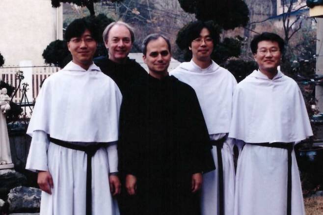 2003년 방한 당시 한국 사제들과 함께 - 2003년 성 아우구스띠노 수도회 총장 시절 한국을 찾은 레오 14세(가운데). 그동안 한국을 네 차례 찾은 레오 14세는 2027년 서울에서 열리는 세계청년대회에도 참석할 예정이다. /성 아우구스띠노 수도회