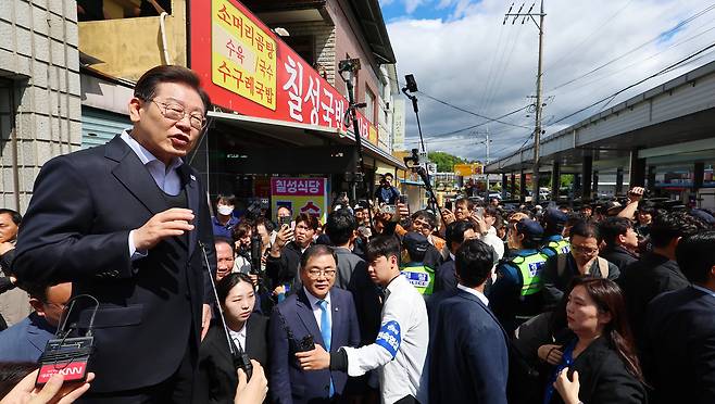 더불어민주당 이재명 대선 후보가 10일 경남 창녕군 창녕공설시장을 찾아 즉흥 연설을 하고 있다. /연합뉴스