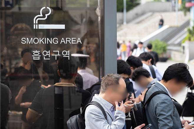 2023년 5월 31일 '세계 금연의 날에 서울 시내 한 흡연 구역에서 시민들이 흡연을 하고 있다. /뉴스1