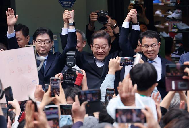 경청투어에 나선 이재명 더불어민주당 대통령 후보가 10일 오후 경남 진주시 대안동 차없는 거리에서 연설을 마친 후 인사하고 있다. (공동취재)/뉴스1