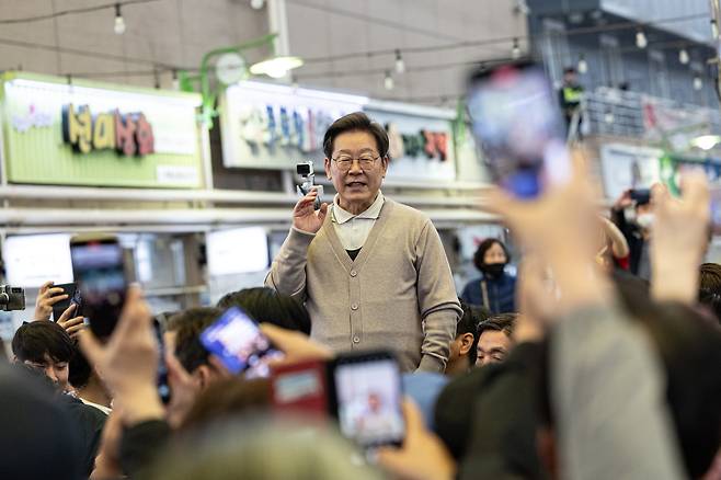 3차 경청투어에 나선 이재명 더불어민주당 대통령 후보가 9일 오후 경북 성주군 성주전통시장에서 연설을 하고 있다./뉴스1