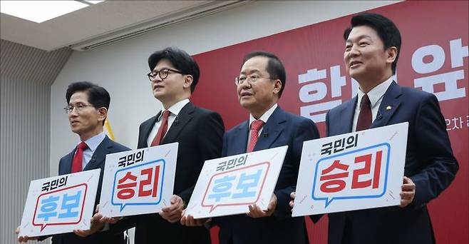 김문수·안철수·한동훈·홍준표 전 국민의힘 대선 경선 후보(사진 왼쪽부터)들이 지난달 23일 서울 여의도 국민의힘 중앙당사에서 열린 2차 경선 토론회 미디어데이에서 기념촬영을 하고 있다. ⓒ데일리안 홍금표 기자