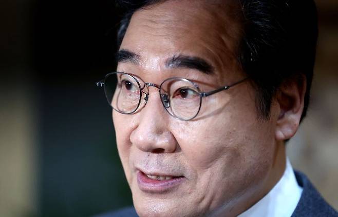 이낙연 전 국무총리가 지난 3월 18일 대구 중구 YMCA카페에서 열린 헌법개정 대구경북결의대회에 앞서 취재진 질문에 답하고 있다. ⓒ 뉴시스