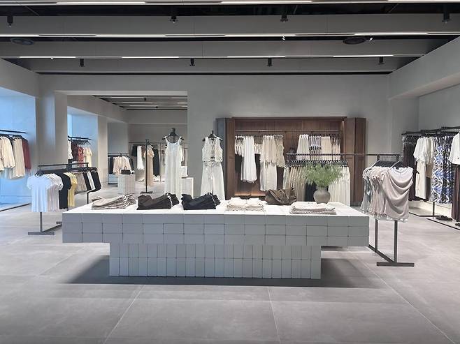 9일 새 단장한 자라 눈스퀘어 플래그십스토어. 황소영 기자fangso@donga.com