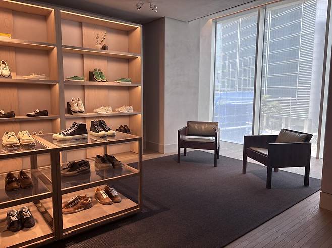 9일 새 단장한 자라 눈스퀘어 플래그십스토어 남성복 코너. 거실을 콘셉트로 꾸며졌다. 황소영 기자 fangso@donga.com